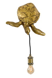 Goudkleurige wandlamp in de vorm van een zeeschildpad met hangend zwart snoer en zichtbare gloeilamp, schuin van voren en bovenaf gezien