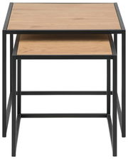 Zwei Beistelltische im Set, übereinander gestapelt, mit Holzoberfläche und schwarzem Metallrahmen, Frontalansicht.