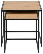 Zwei Beistelltische im Set, übereinander gestapelt, mit Holzoberfläche und schwarzem Metallrahmen, Frontalansicht.