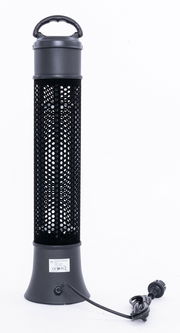 Infrarot-Standheizstrahler in schwarzer Farbe, frontal abgebildet mit einem Griff oben und einem Stromkabel unten.