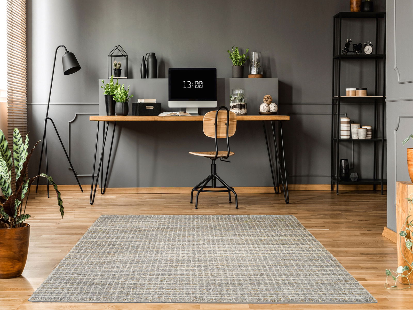 Moderner Frisé-Teppich in einem stilvollen Arbeitszimmer mit grauer Wand, Holzboden und eleganter Dekoration, aus der Vogelperspektive betrachtet.