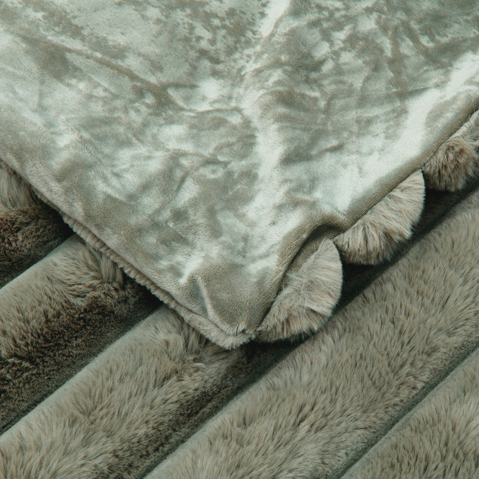 Novel Felldecke Detailansicht einer luxuriösen Felldecke mit weicher, plüschiger Textur in einem sanften Grauton.