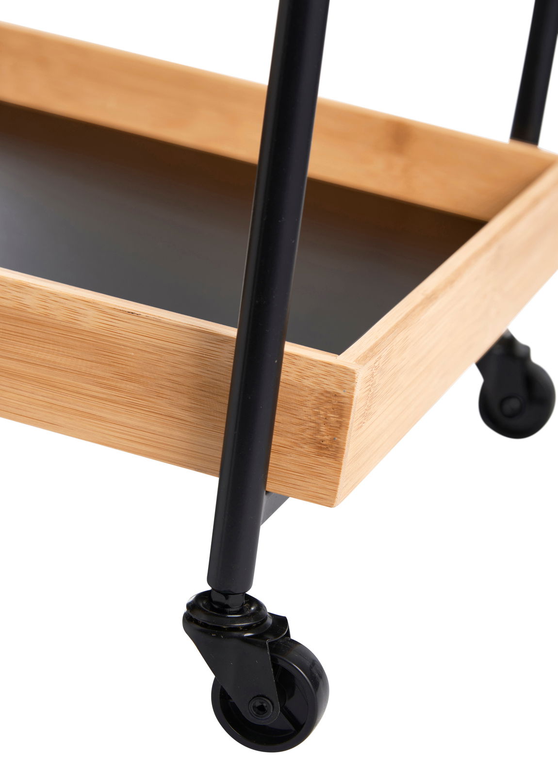 Nahaufnahme eines Servierwagens mit zwei Ablagen, schwarzem Gestell und Holzdetails, von der Seite betrachtet.