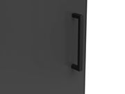 Nahaufnahme eines schwarzen Griffs an einer dunklen Oberfläche, seitliche Perspektive.