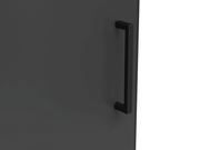 Nahaufnahme eines schwarzen Griffs an einer dunklen Oberfläche, seitliche Perspektive.