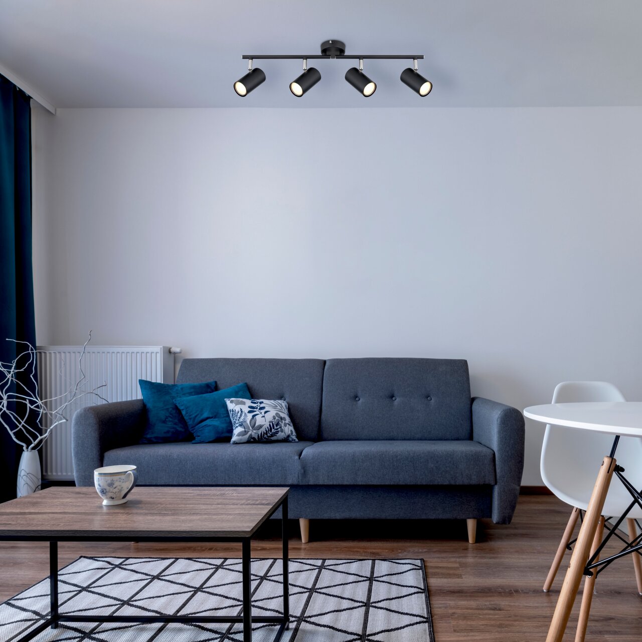 Globo Lighting Strahler ALLVI Moderner Deckenstrahler mit vier verstellbaren Leuchten, montiert in einem stilvoll eingerichteten Wohnzimmer. Perspektive von vorne.