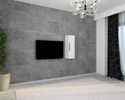 Modernes Wohnzimmer mit grauer Betonwand, links wandmontierter schwarzer Flachbildfernseher und rechts schlanker weißer Wand-Schrank/Medienpanel; Ansicht leicht schräg von vorn.