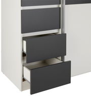 Nahaufnahme eines Dreh- und Schwebetürenschranks mit vier Schubladen in modernem Design, teilweise geöffnet, aus seitlicher Perspektive.