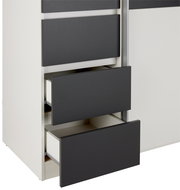 Nahaufnahme eines Dreh- und Schwebetürenschranks mit vier Schubladen in modernem Design, teilweise geöffnet, aus seitlicher Perspektive.