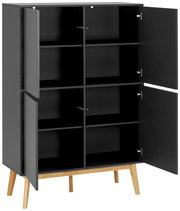 Modernes Highboard mit offenen Türen, schwarze Oberfläche und Holzbeine, Frontalansicht