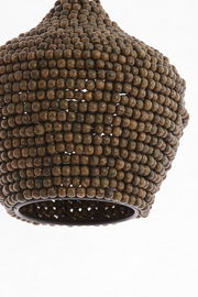 Nahaufnahme einer Hängeleuchte aus braunen Perlen, perspektivisch von unten fotografiert.