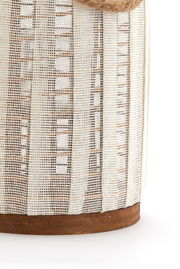 Nahaufnahme eines Windlichts mit einem Netzdesign und einem Holzsockel, seitliche Perspektive