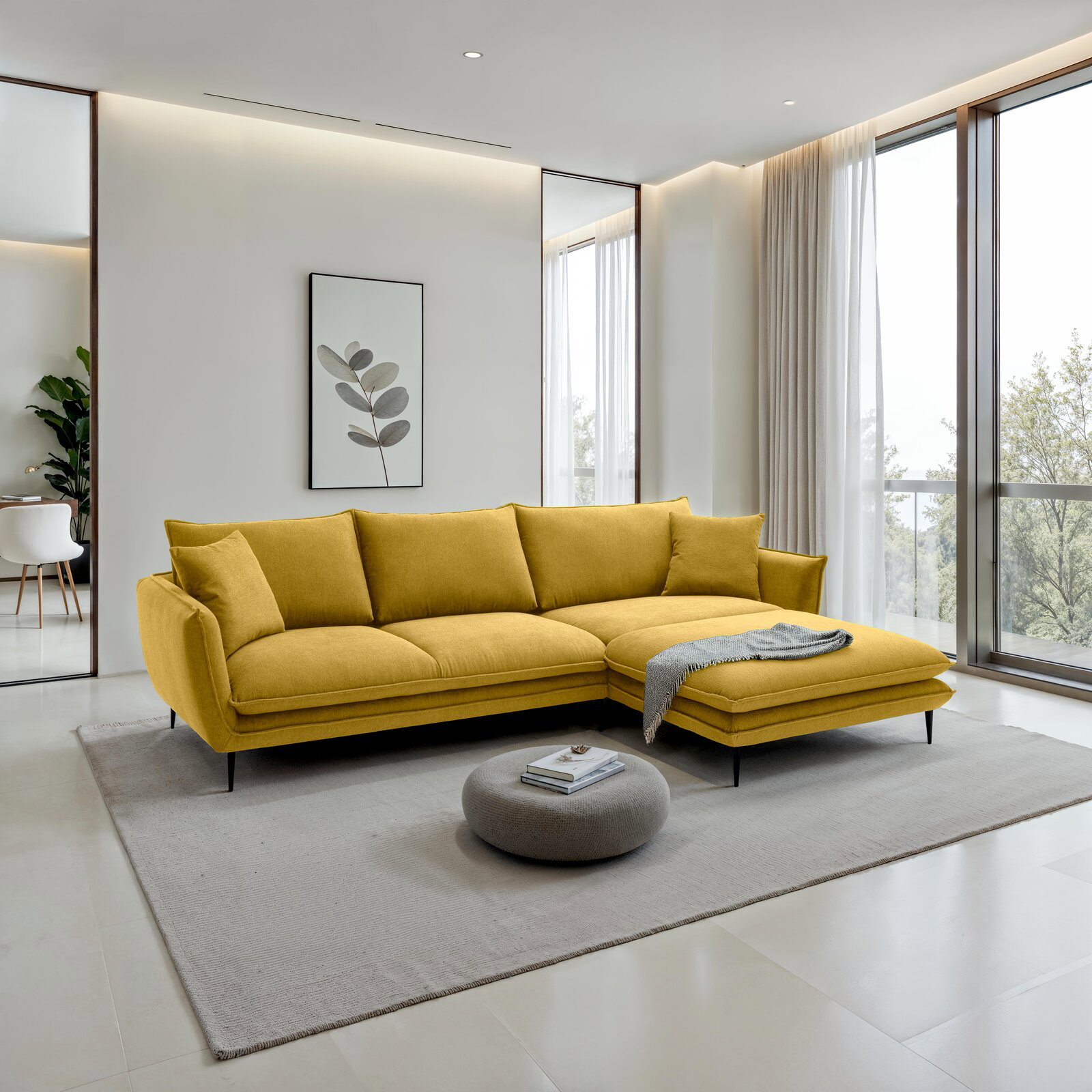 Senfgelbes L-förmiges Ecksofa mit Recamiere rechts und schwarzen Metallfüßen in modernem, hellem Wohnzimmer; Perspektive: frontale, leicht erhöhte Weitwinkelansicht.