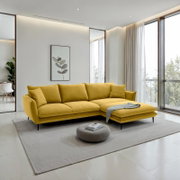 Senfgelbes L-förmiges Ecksofa mit Recamiere rechts und schwarzen Metallfüßen in modernem, hellem Wohnzimmer; Perspektive: frontale, leicht erhöhte Weitwinkelansicht.