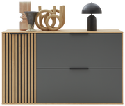 Moderner Hängeschuhschrank mit Holz- und Grauelementen, dekoriert mit Vasen und einer Lampe, Frontalansicht