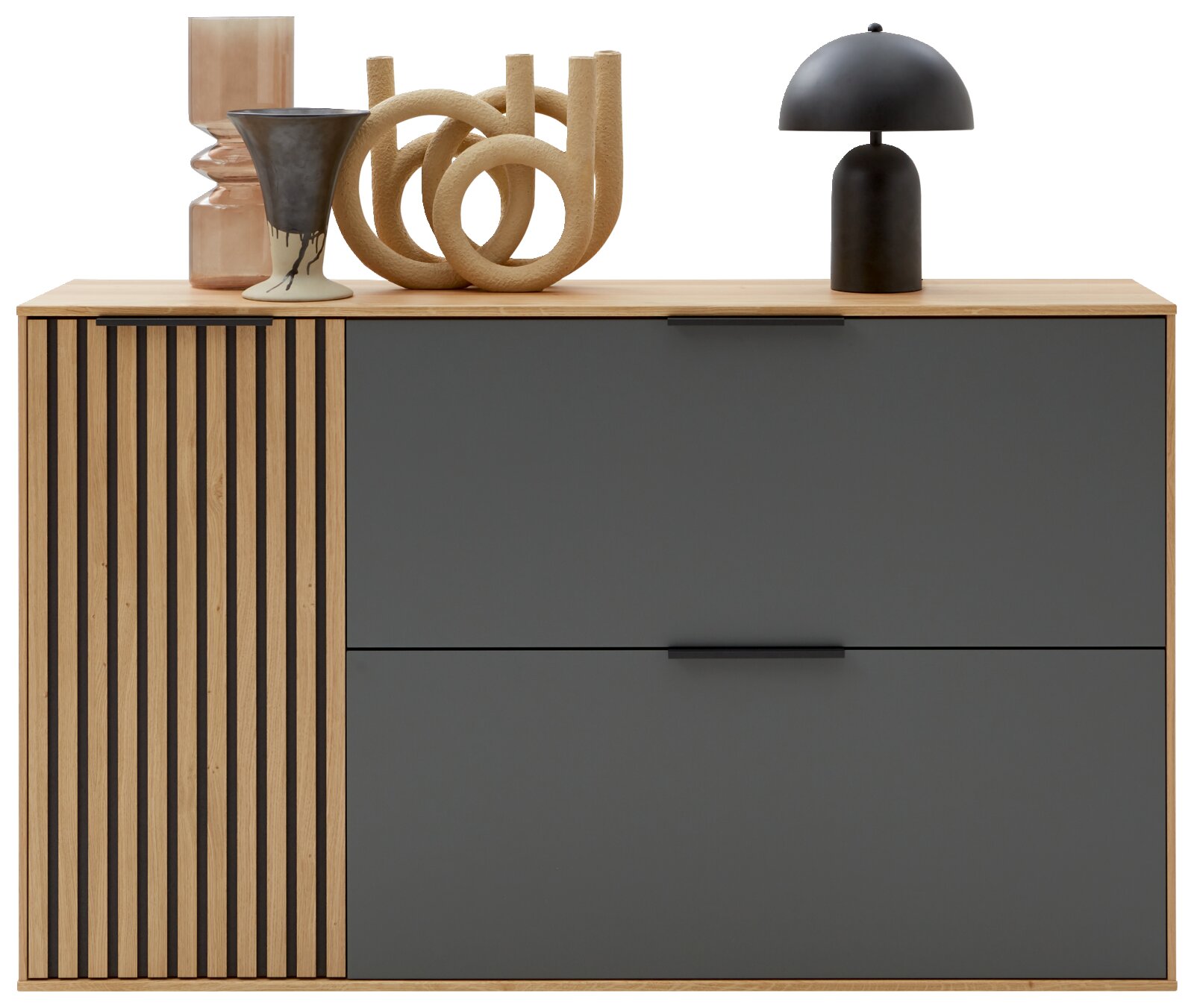 Moderne hangende schoenenkast met houten en grijze elementen, versierd met vazen en een lamp, vooraanzicht
