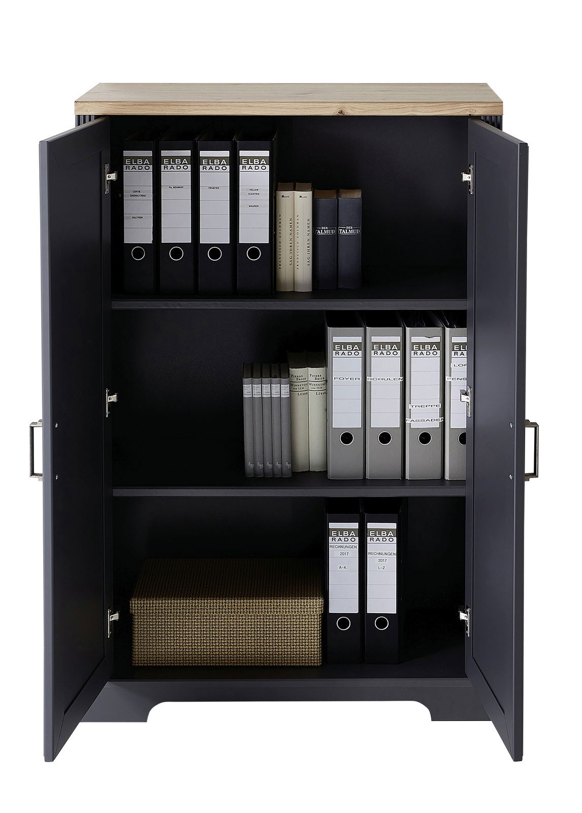 Offener Aktenschrank mit zwei Türen, gefüllt mit Ordnern und Büchern, aus der Frontalperspektive.