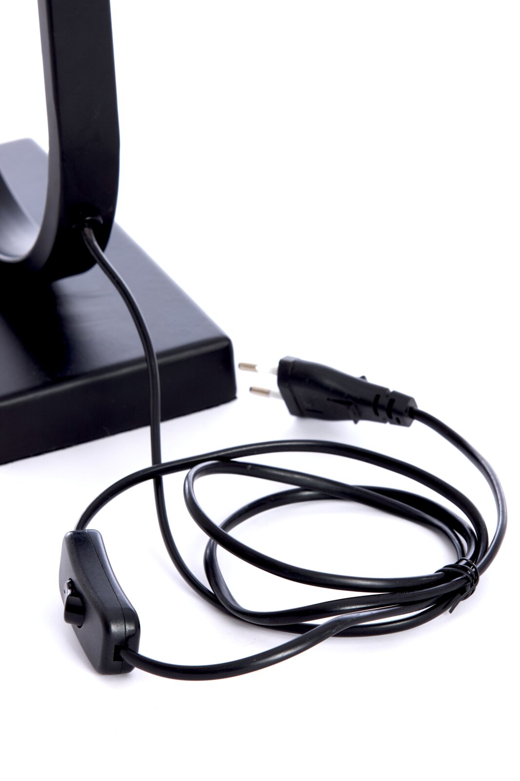 Nahaufnahme eines schwarzen Lampenfußes mit Kabel und Schalter, seitliche Perspektive.
