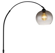 Stehleuchte NEWCASTLE mit gebogenem schwarzen Ständer und transparentem kugelförmigem Lampenschirm, seitliche Perspektive