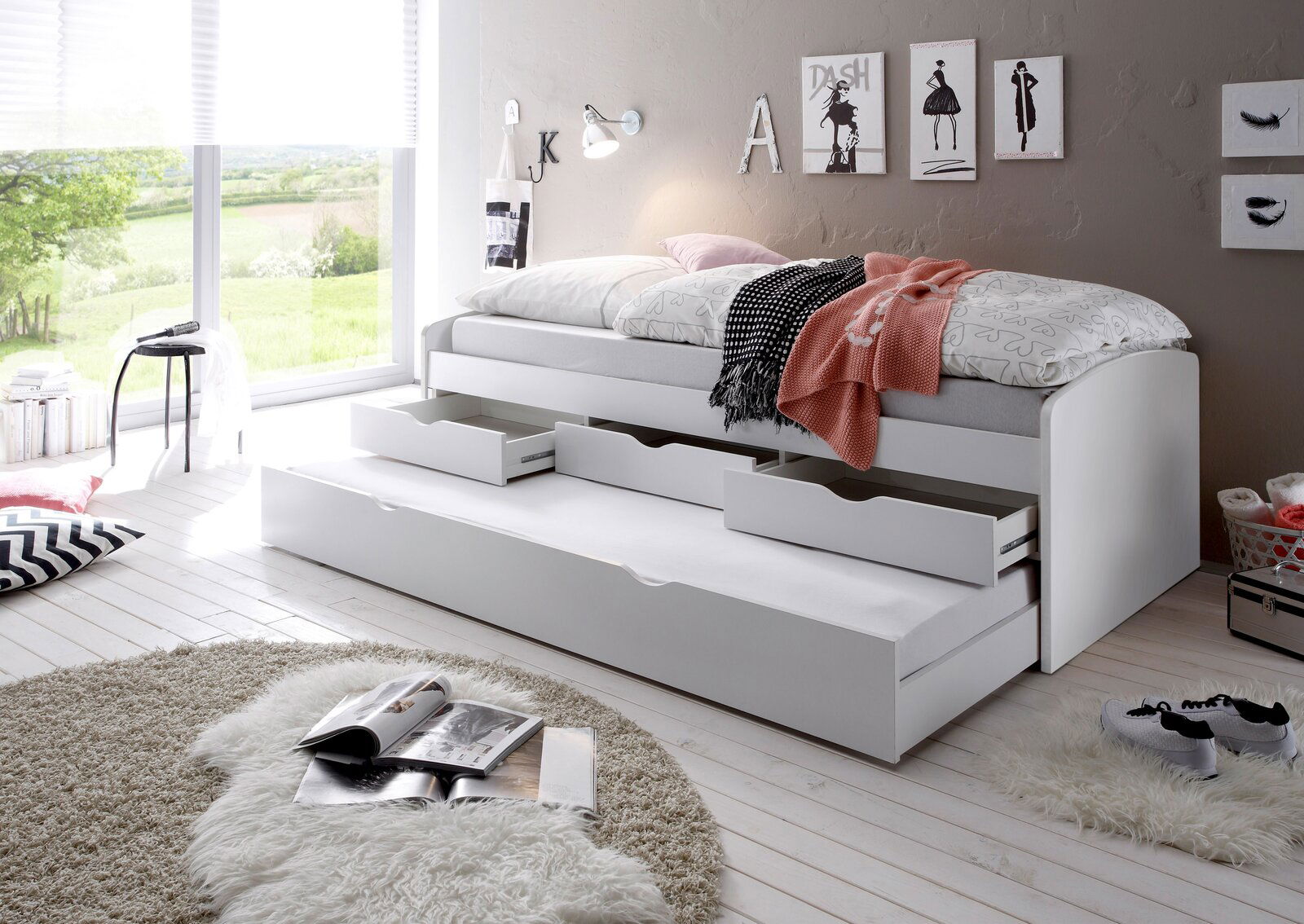 Moderne Tandemliege in einem hellen Raum mit Blick auf die Natur, ausgestattet mit Schubladen und zusätzlichem Stauraum, seitliche Perspektive.