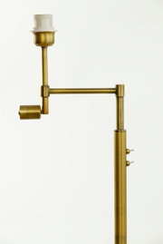 Close-up van een elegante, goudkleurige staande lamp met verstelbare arm en een modern ontwerp.