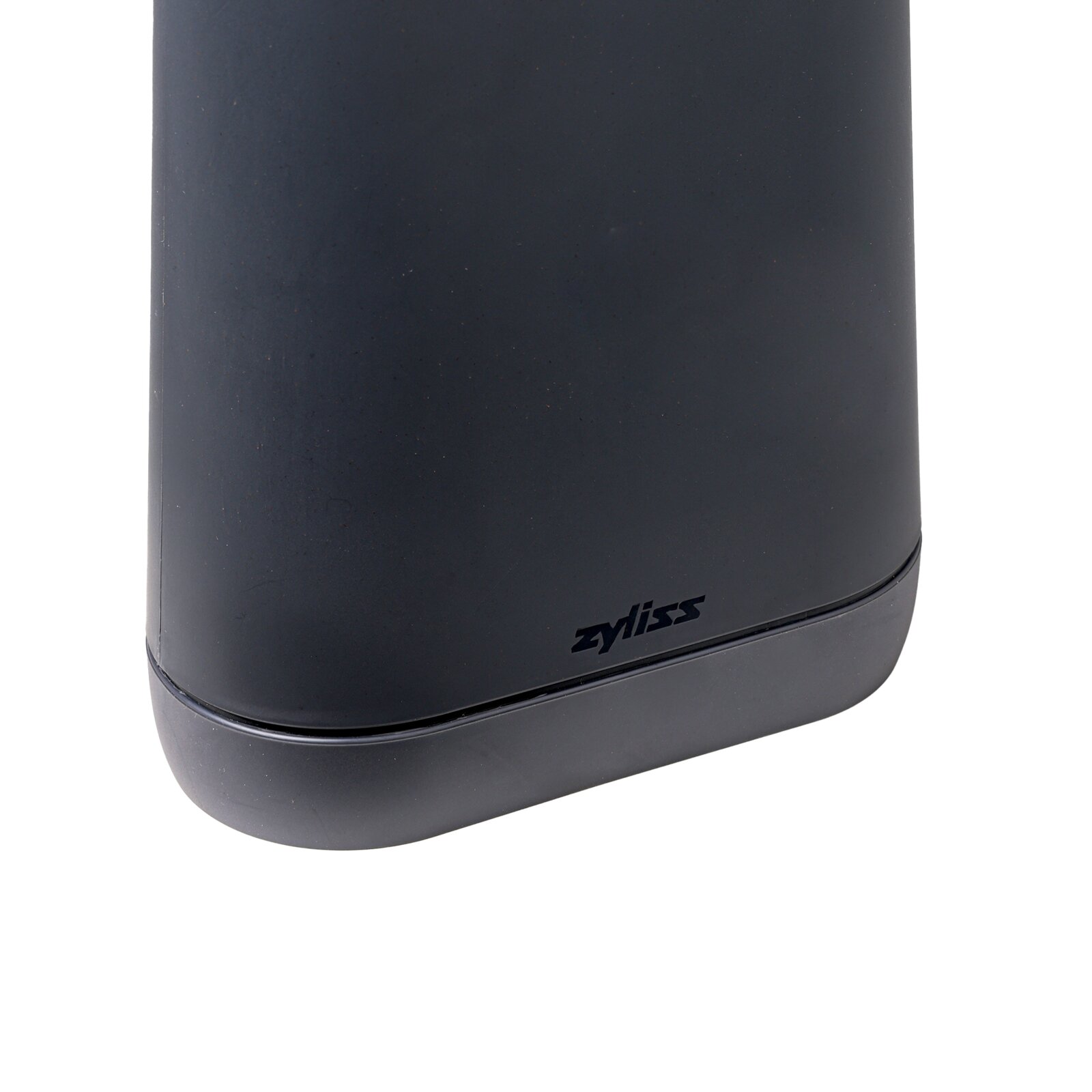 Close-up van een zwarte ZyXEL-router/modem met afgeronde hoek, schuin van voren gezien tegen een witte achtergrond