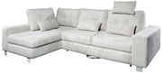 Großes, hellgraues Ecksofa mit weichem Stoffbezug und mehreren Kissen, seitliche Perspektive
