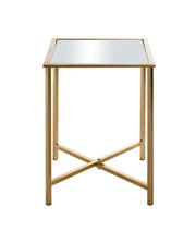 Quadratischer Beistelltisch mit goldfarbenem Metallgestell, X-Verstrebung und Spiegelglasplatte, freigestellt auf weißem Hintergrund, Frontansicht mit leicht erhöhter Perspektive.
