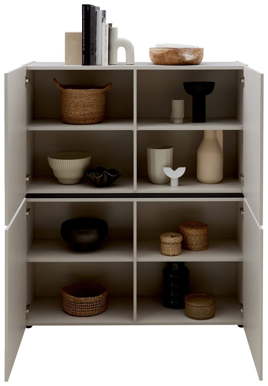 Voleo-hoogkast UNIQUE, gezien vanaf de voorkant, met verschillende vakken waarin decoratieve voorwerpen zoals manden, vazen en boeken staan.