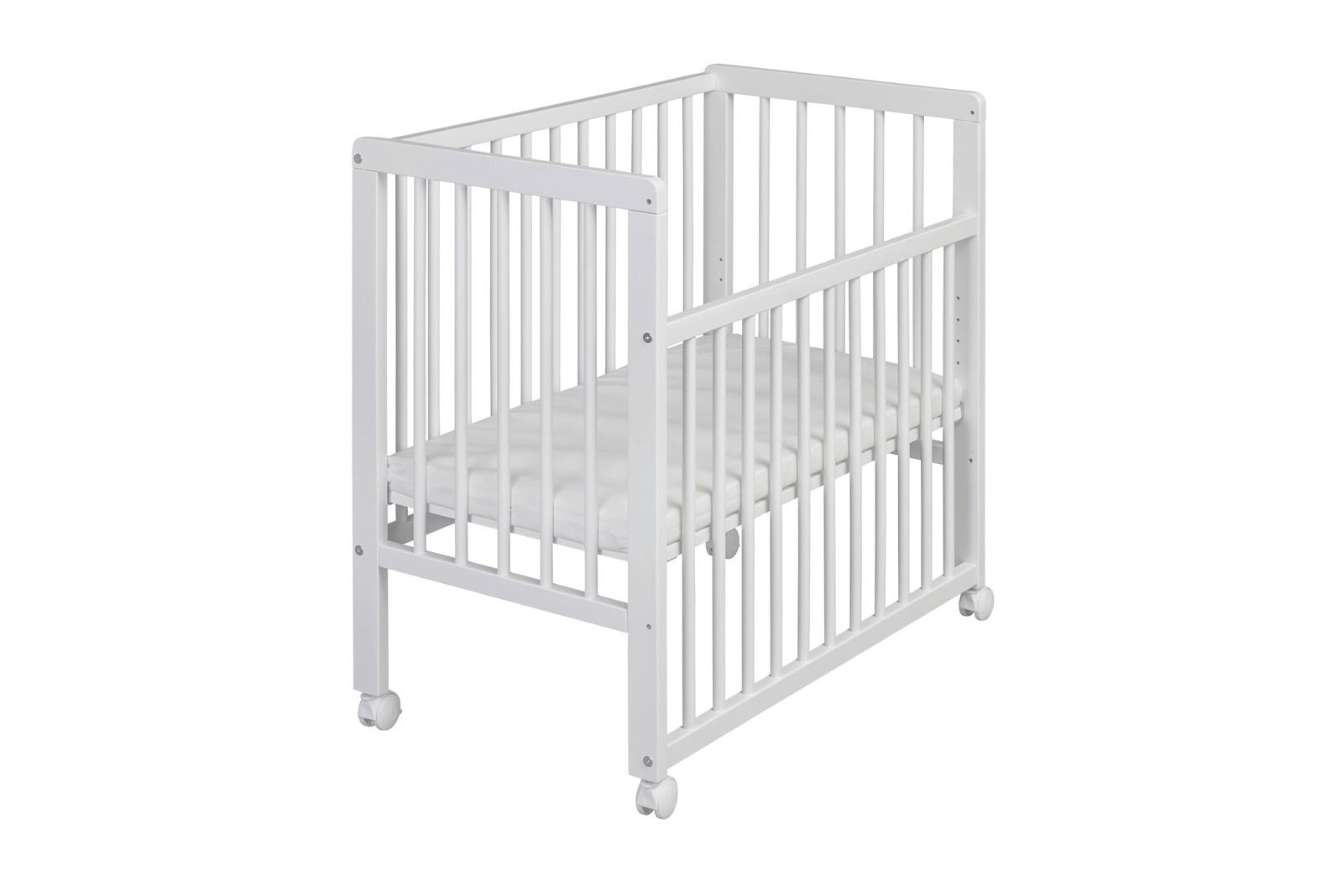 Weißes Beistellbett mit Gitterstäben und Rollen, seitliche Perspektive