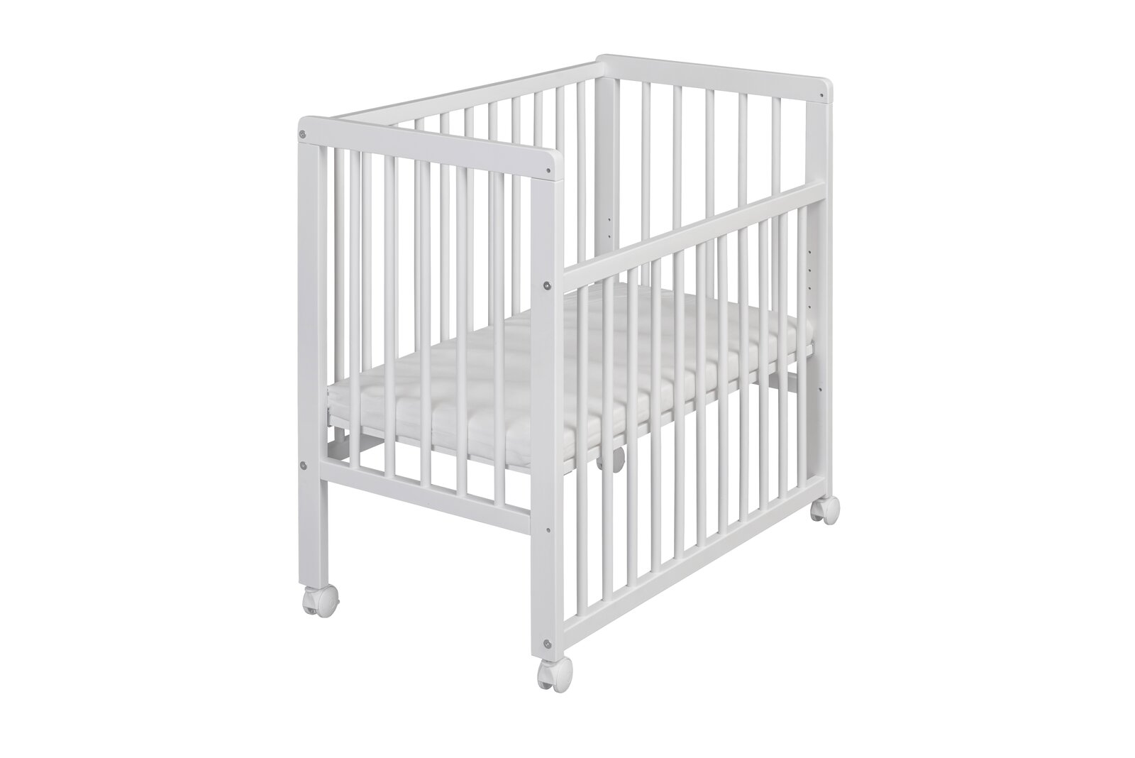 Weißes Beistellbett mit Gitterstäben und Rollen, seitliche Perspektive