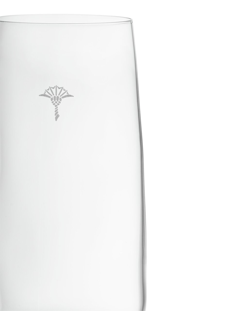 Nahaufnahme eines weißen, matten Champagnerglases mit einem dezenten Emblem auf der Vorderseite.