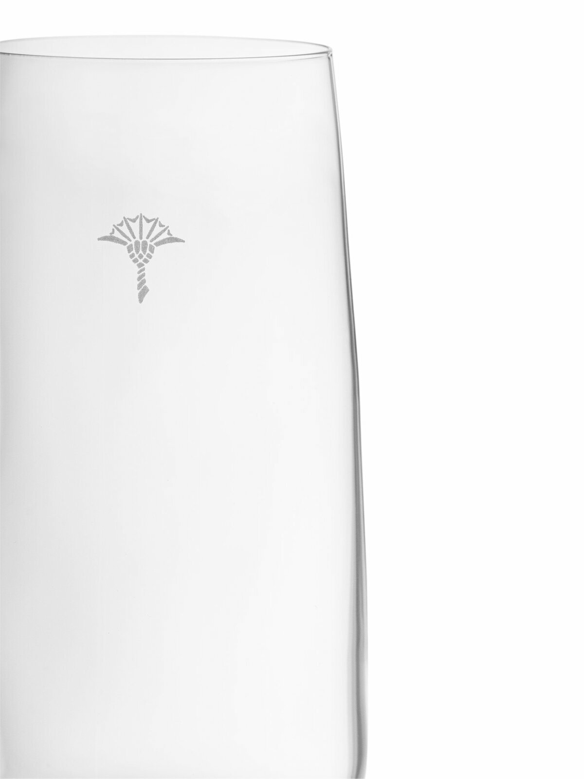 Nahaufnahme eines weißen, matten Champagnerglases mit einem dezenten Emblem auf der Vorderseite.