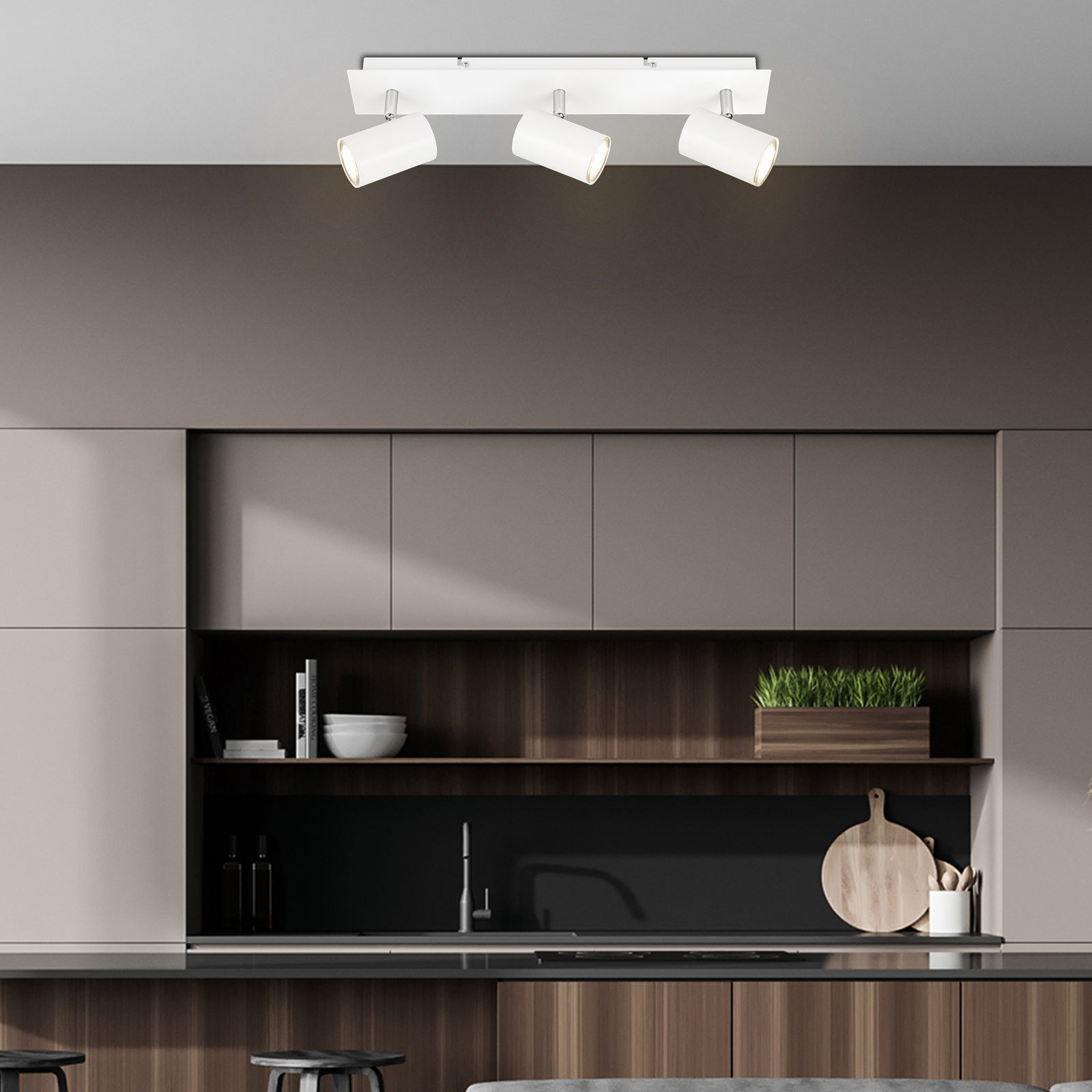 Briloner LED-Spot 3flg ISIL A Moderne LED-Deckenleuchte mit drei verstellbaren Spots in einer stilvollen Küche, Ansicht von unten.