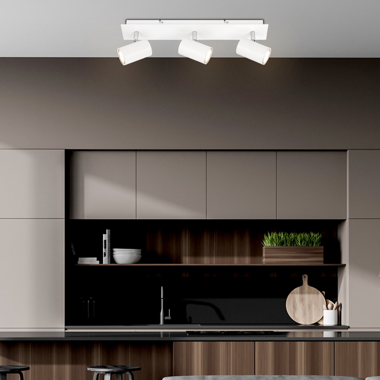 Moderne LED-Deckenleuchte mit drei verstellbaren Spots in einer stilvollen Küche, Ansicht von unten.