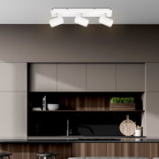 Moderne led-plafondlamp met drie verstelbare spots in een stijlvolle keuken, gezien van onderaf.