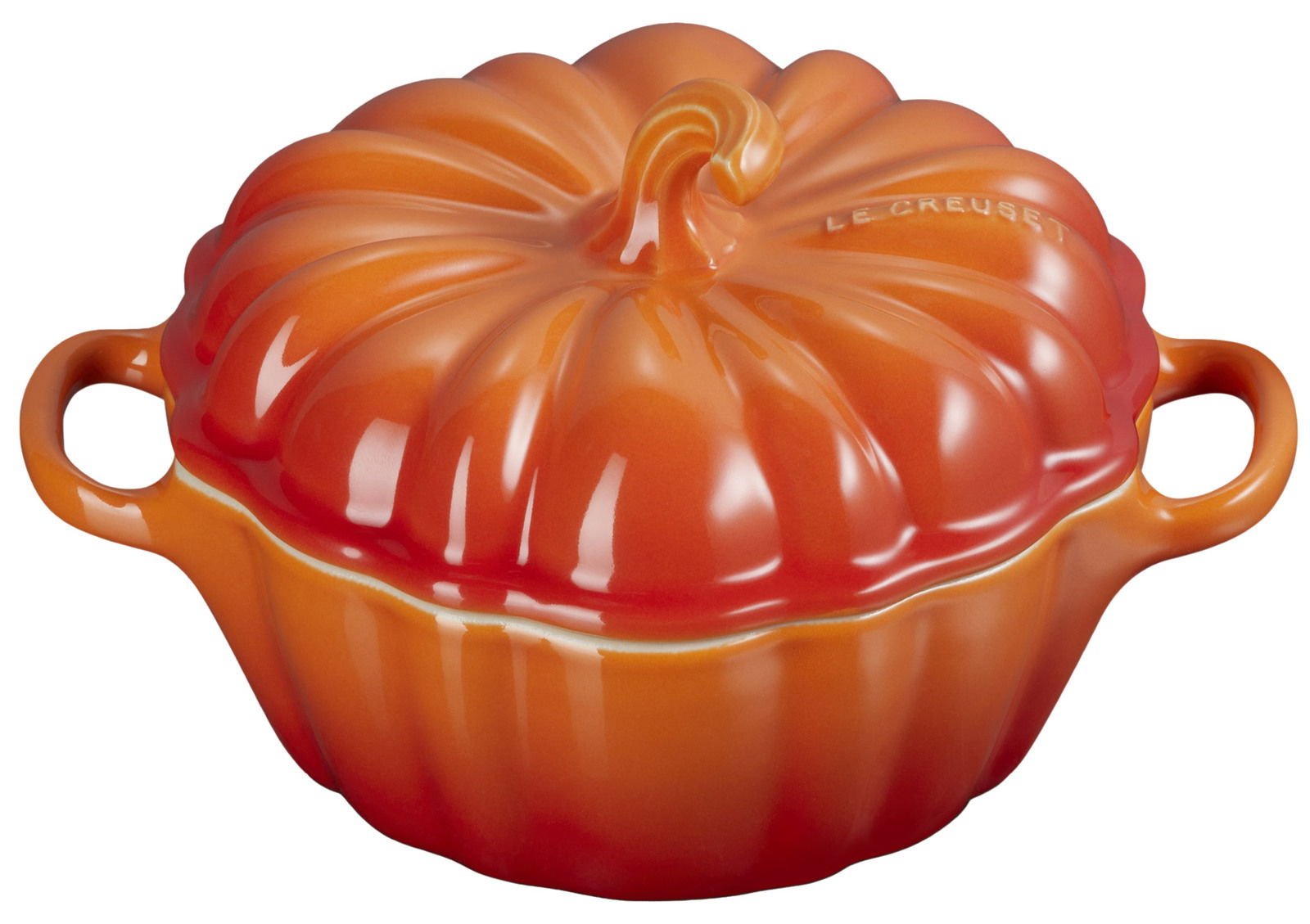 LE CREUSET Kürbis Förmchen 350ml Ofenrot HALLOWEEN Ofenrote Kürbisförmige Auflaufform mit Deckel und zwei Griffen, seitliche Perspektive