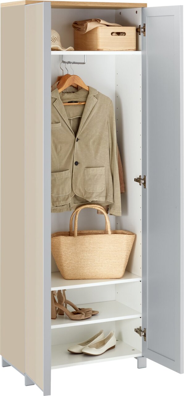 Offener weiß-grauer Kleiderschrank mit Holzdeckplatte, Kleiderstange und Einlegeböden, gefüllt mit Jacke, Korb und Schuhen, in frontaler Perspektive