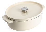 Ovaler Gusseisen Bräter von KitchenAid in Cremefarbe, seitliche Perspektive