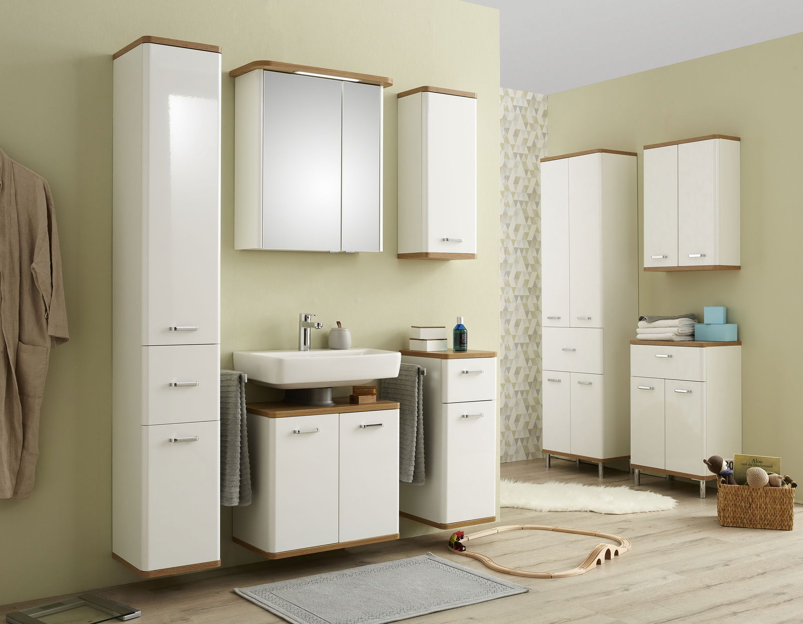 Moderne Badezimmermöbel mit Spiegelschrank in einer hellen, stilvollen Umgebung, frontal betrachtet.