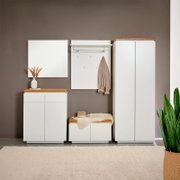 Modernes weißes Garderoben-Set mit Holzoptik-Ablagen, bestehend aus Spiegel, Wandgarderobe mit Hutablage und Haken, Schuhschrank, Sitzbank und hohem Schrank, frontal in einer Flur-Szene fotografiert
