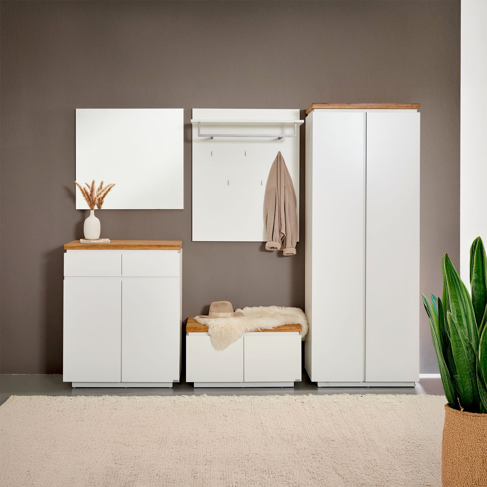 XORA Spiegel UNIVERSAL Modernes weißes Garderoben-Set mit Holzoptik-Ablagen, bestehend aus Spiegel, Wandgarderobe mit Hutablage und Haken, Schuhschrank, Sitzbank und hohem Schrank, frontal in einer Flur-Szene fotografiert