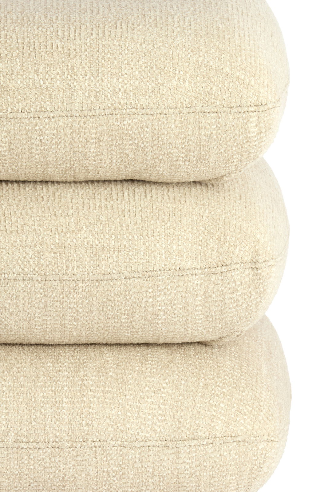 Light&Living Sitzpuff LAURIE Nahaufnahme eines beigen Sitzpuffs mit strukturierter Oberfläche, gestapelt in seitlicher Perspektive.