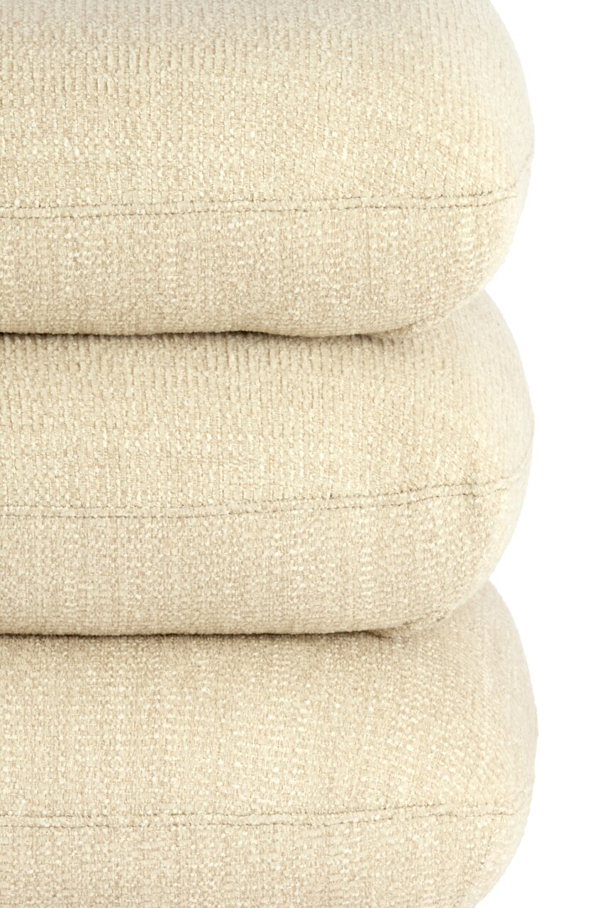 Light&Living Sitzpuff LAURIE Nahaufnahme eines beigen Sitzpuffs mit strukturierter Oberfläche, gestapelt in seitlicher Perspektive.