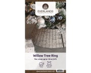 Everlands Willow Tree Ring aus Weidengeflecht für Weihnachtsbäume bis 1,8 m, frontal in dekorierter Anwendung gezeigt