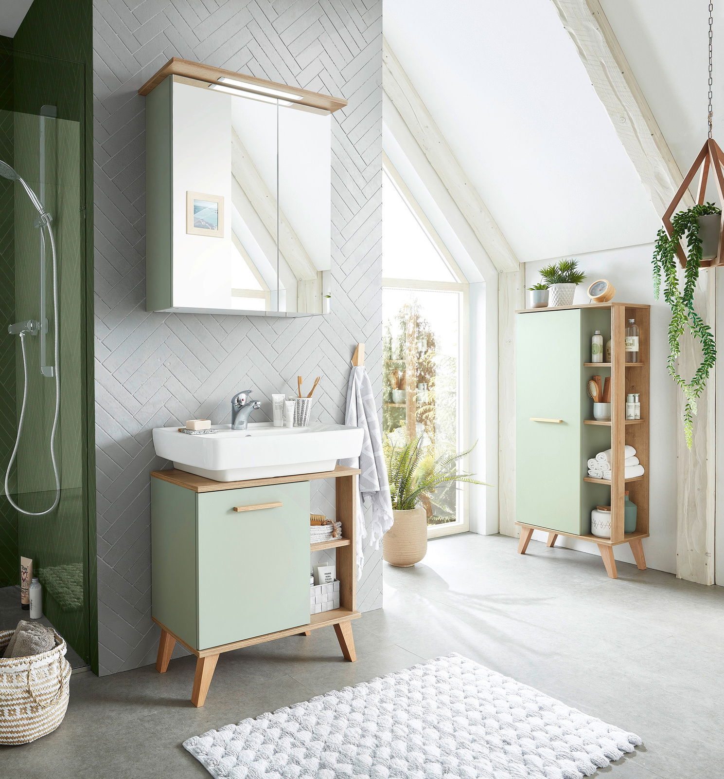 XORA Midischrank SALVIE Moderner Midischrank in einem hellen Badezimmer, mit mintgrünen Türen und Holzdetails, aus der Frontalperspektive fotografiert.