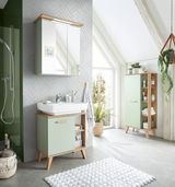 Moderner Midischrank in einem hellen Badezimmer, mit mintgrünen Türen und Holzdetails, aus der Frontalperspektive fotografiert.