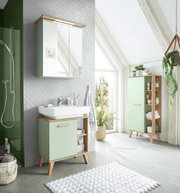 Moderner Midischrank in einem hellen Badezimmer, mit mintgrünen Türen und Holzdetails, aus der Frontalperspektive fotografiert.
