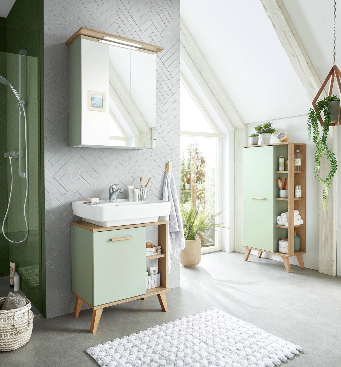 Moderner Midischrank in einem hellen Badezimmer, mit mintgrünen Türen und Holzdetails, aus der Frontalperspektive fotografiert.