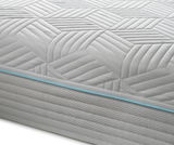 Nahaufnahme einer Gel-Kaltschaummatratze mit geometrischem Muster und blauer Ziernaht an der Seite, seitliche Perspektive